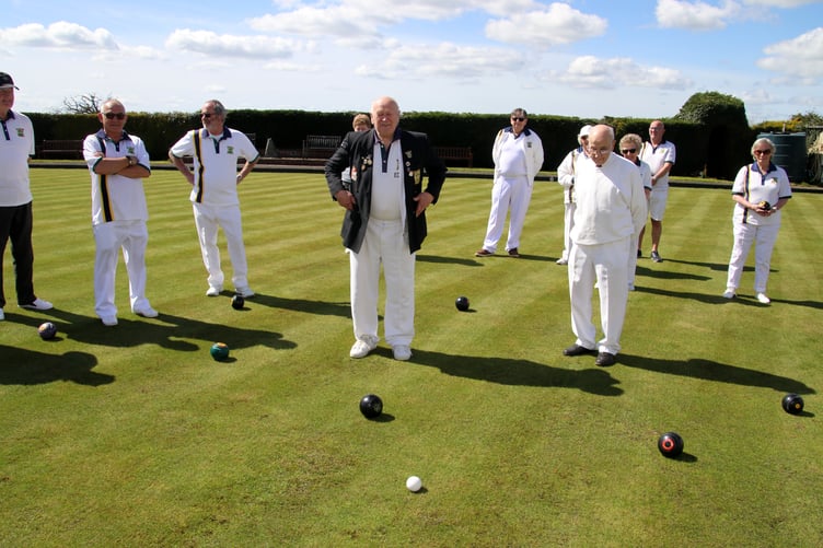 Edwin Hutchings (wearing blazer), the ‘spider’ winner and some of the other members. AQ 0234