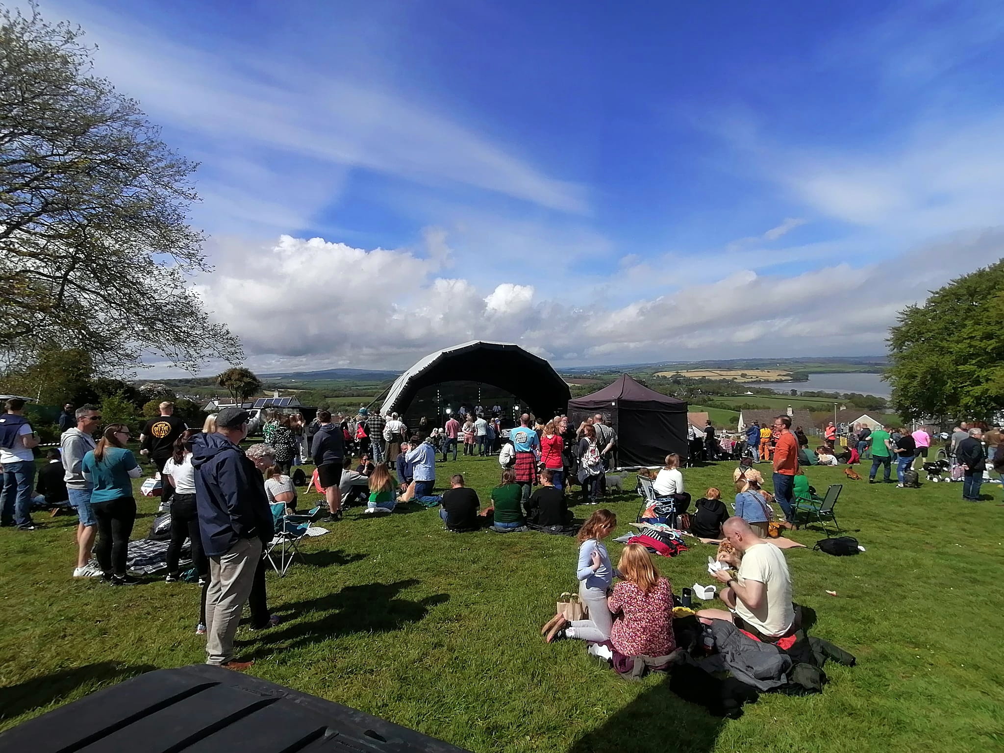 The event included live entertainment with a panoramic view
