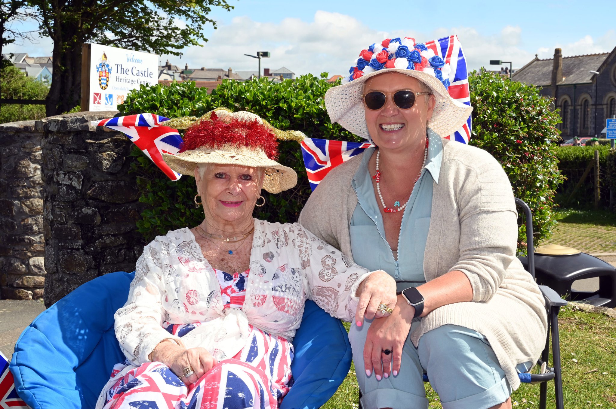 Having a relaxing afternoon are Lynsey Ricketts and Francesa Courtenary