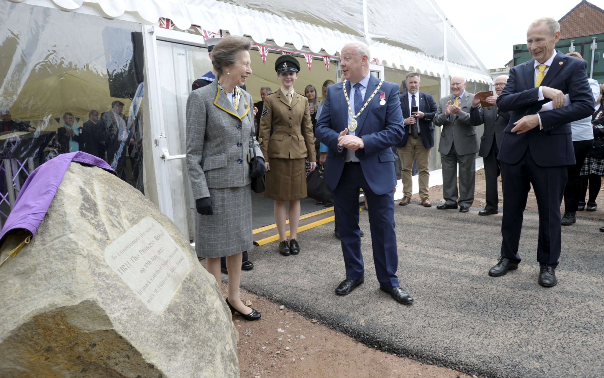 The Princess Royal and Coleford Mayor Nick Penny unveil a special Forest of Dean stone to commemorate
the visit and the twinning. Pic: Paul Nicholls Photography.