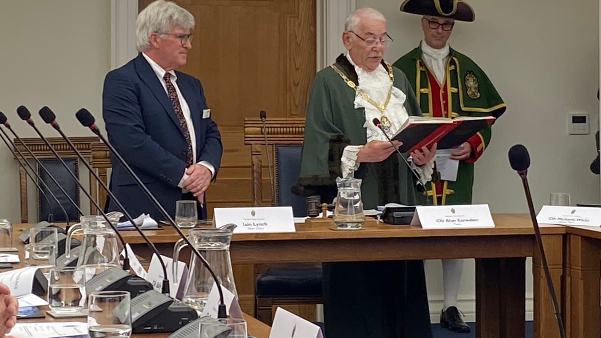 Mayor wins by-election for Farnham Residents as Tories pushed into last ...