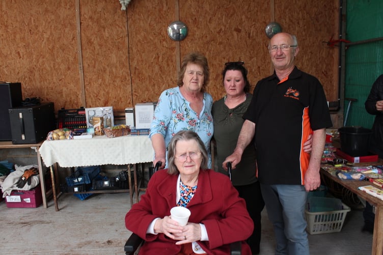 Michael Lee and family - Michael with his sisters Gillan and Carolyn and his mother, June. SR 7824