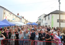Hundreds  at  Raglan’s festival and street party