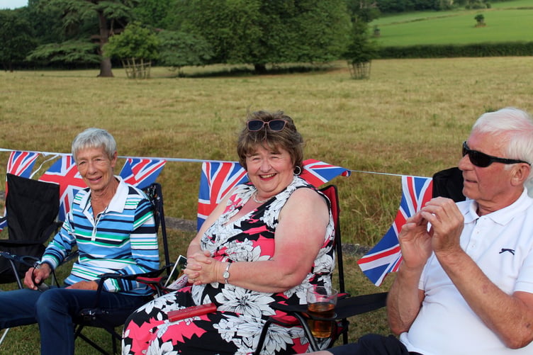 People enjoying the concert. SR 8134