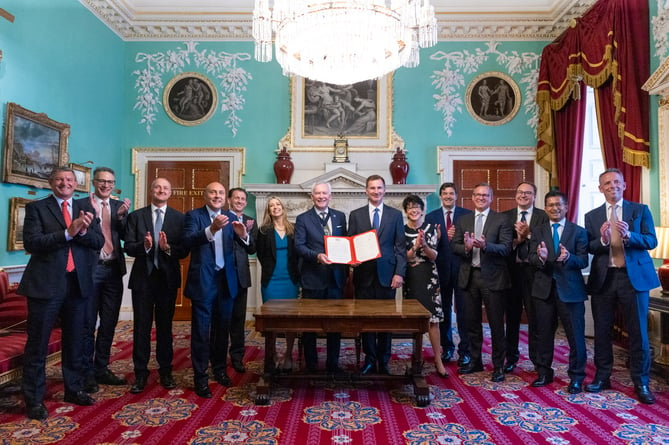 Chancellor Jeremy Hunt and The Lord Mayor Nicholas Lyons, with the signed Mansion House Compact, before the Chancellor delivered his speech at Mansion House in London       PHOTO: KIRSTY O’CONNOR/HM TREASURY
