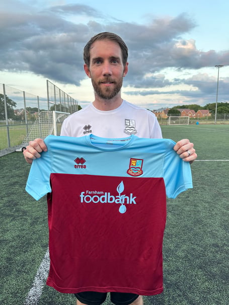 Farnham Town have signed former AFC Wimbledon and Cambridge United midfielder Ricky Wellard