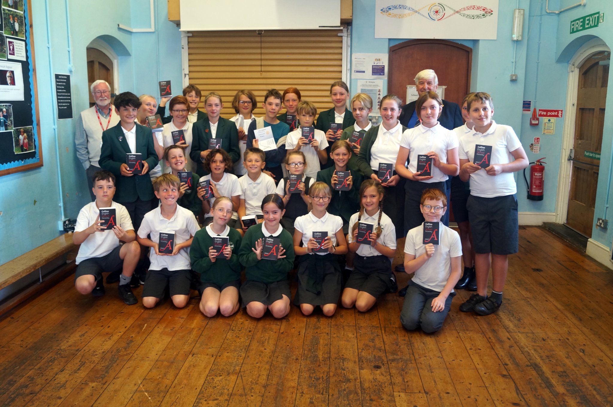 Dartmouth Rotarians Hilary Bastone (right) and Struan Coupar (left) having presented students from Stoke Fleming Primary School with their books.