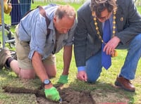 <p>The Mayor of Petersfield, Councillor JC Crissey, gets his hands dirty on the opening dig</p>