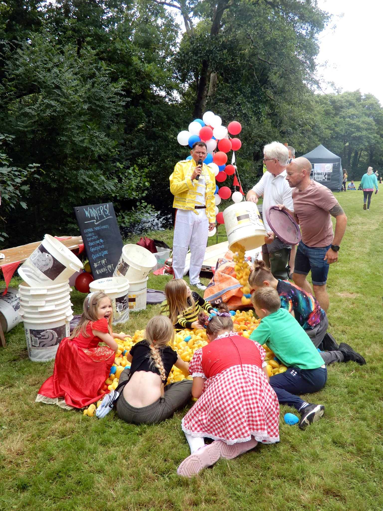 Children mixing the ducks before the race