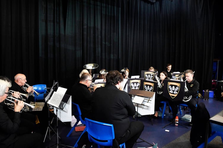 Pillowell Silver Band.