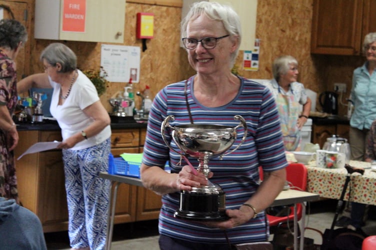 Kath Eley having received her trophy. SR 8669