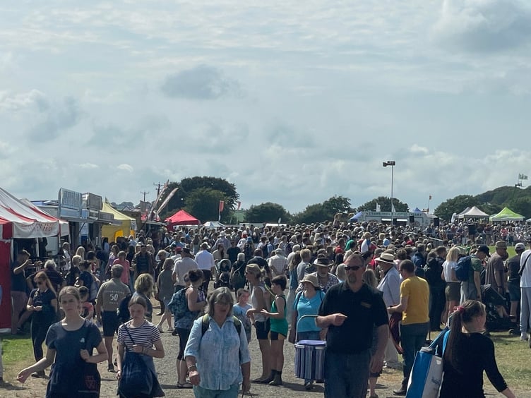 A busy avenue at the Show. AQ 3934