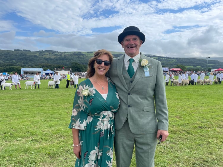 The President and his wife. AQ 4020