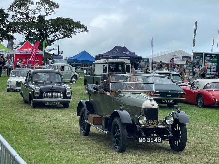 Vintage cars paraded in the main ring. AQ 4035
