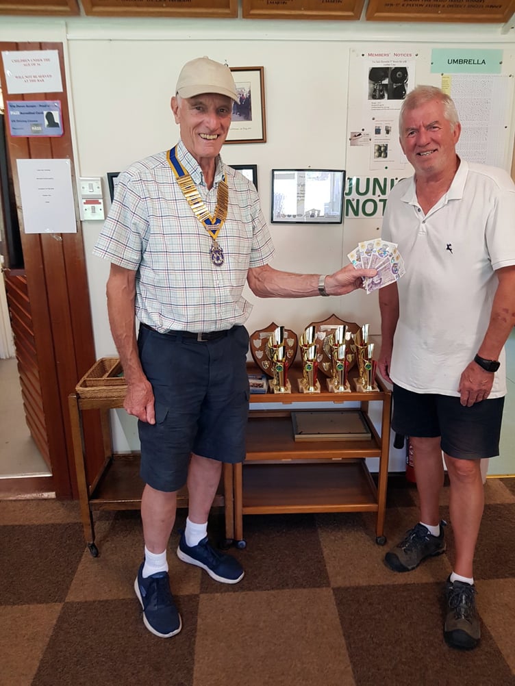 First Prize raffle winner Peter Cookson with President Garry Adams.
Rotary Bowls (Aug 2023)