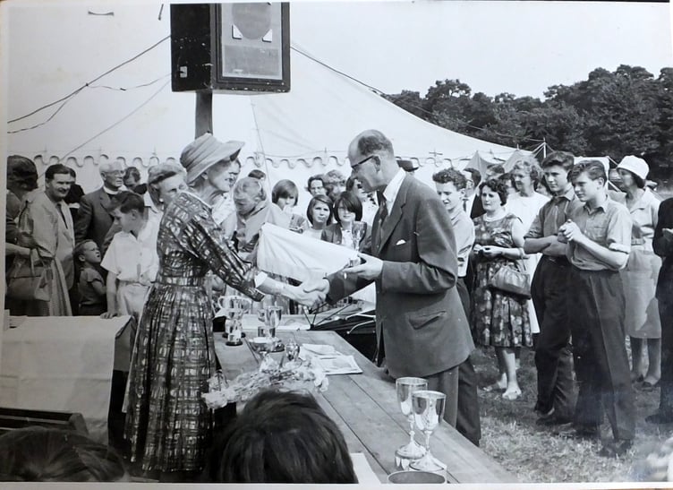 Maurice Town-Jones receiving the Darling Cup from Mdm Huitfeldt at the 1961 summer show