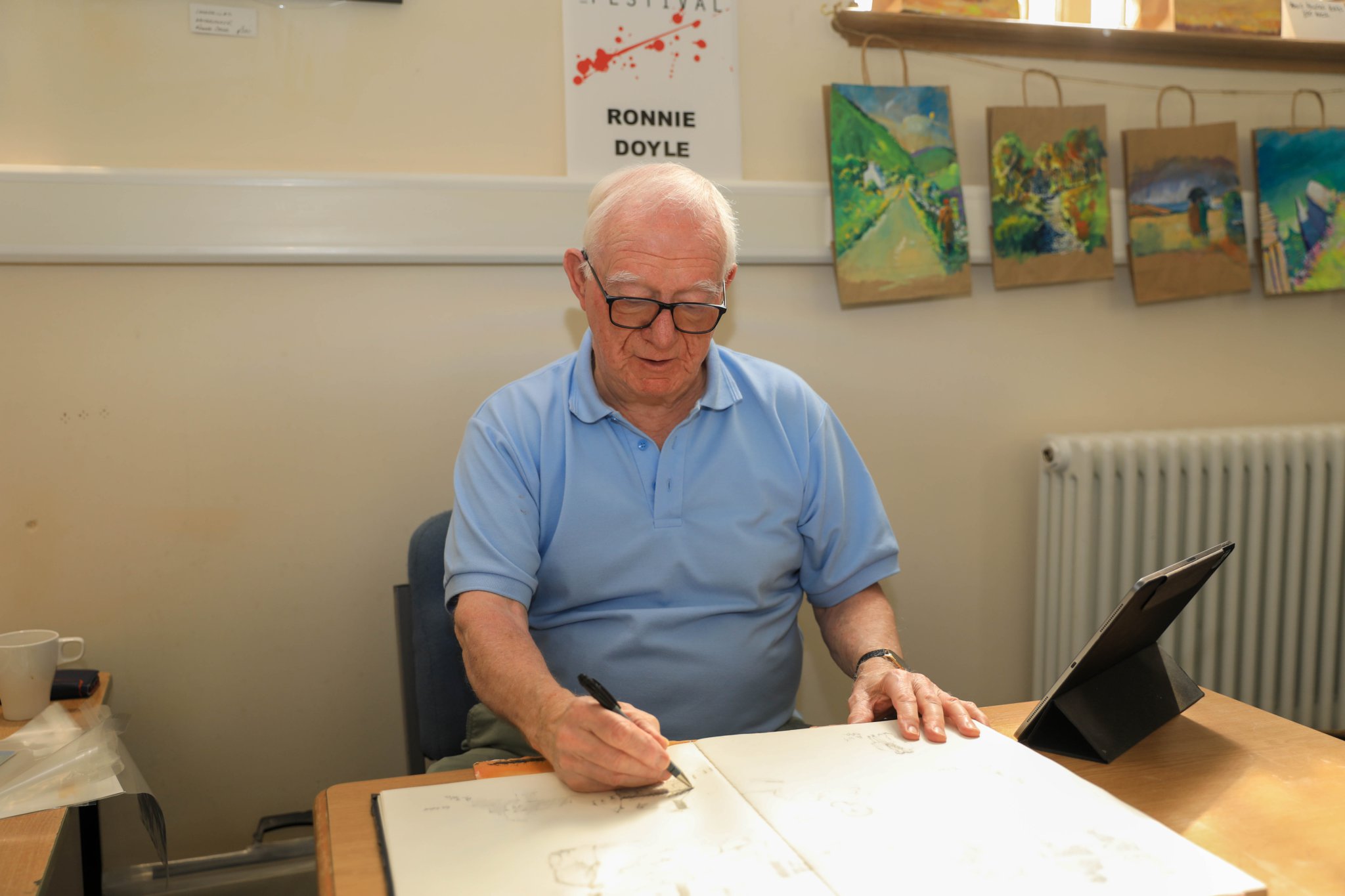 Ronnie Doyle sketching at the Isle of Man Art Festival held at Quayle's Hall. Photo by Callum Staley (CJS Photography)
