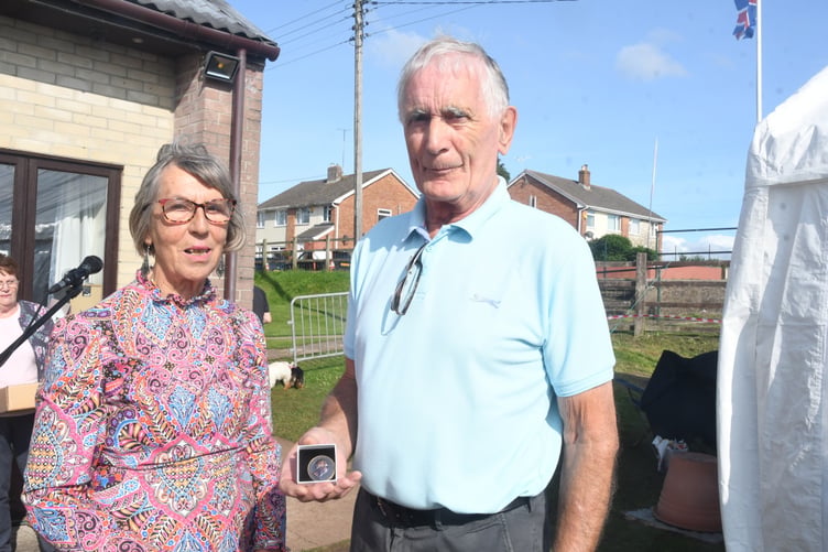 Show president Diana Standing presents the Banksian Medal to John Baker.
