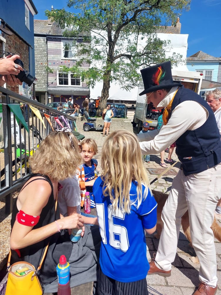 Sir Foxley entertains the children