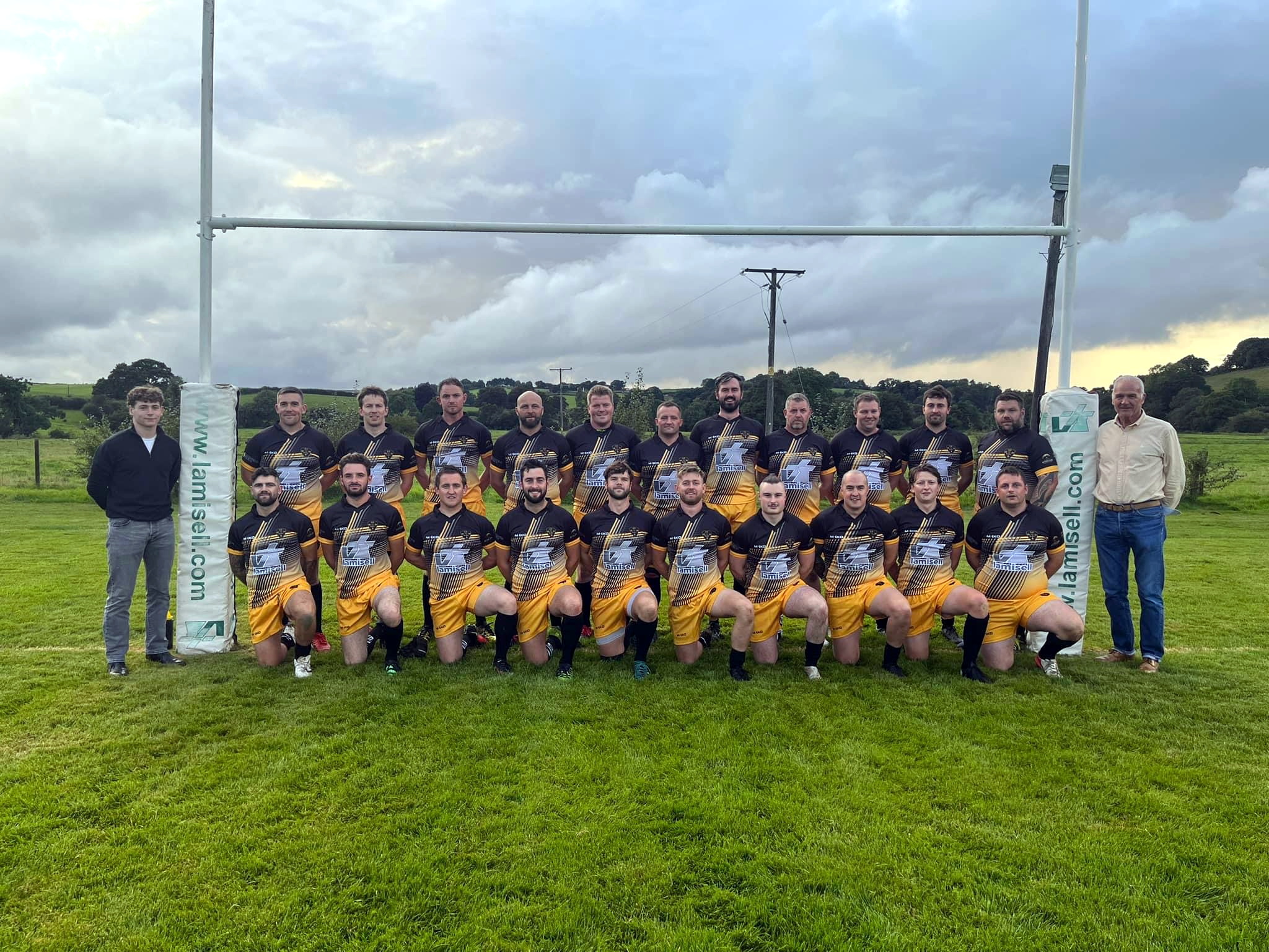 The North Tawton squad with its new kit and left and right, representatives from sponsors, Lamisell.
28-8-23