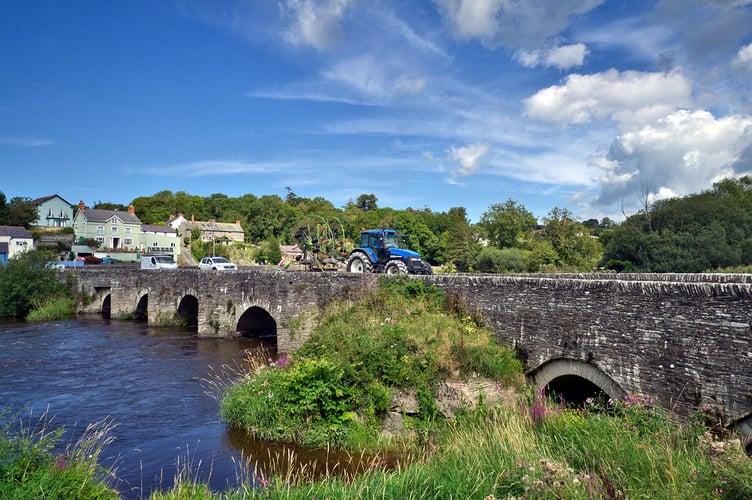 Welsh Photographs shared this shot of Llechryd or Castell Malgwyn Bridge spanning the Teifi