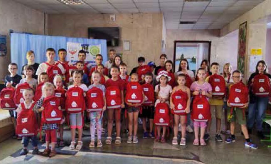 <p>Young Ukrainian pupils show off their School In A Bag rucksacks</p>