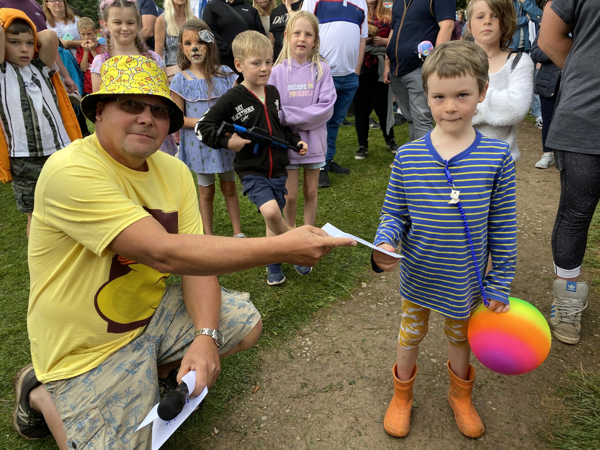 Commentator Dave Brice presents with third place winner Elwood McGowan