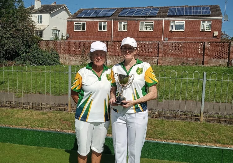 Ladies Championship - Liz Smerdon and Nikki Payne.