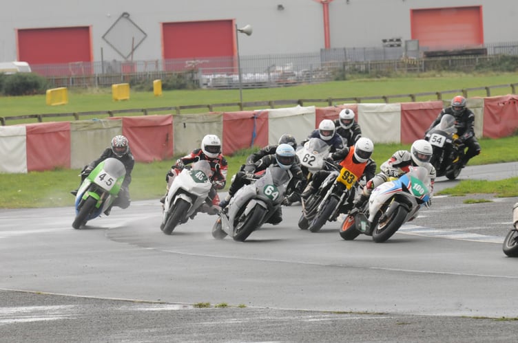 Action from the second combined Post-Classic and Single, Twin, Triple race. Far left is Neal Champion, who was the leading Post-Classic rider, next to Aron Redmond (46), Bruce Cobburn (64), Will Corkill (93) and Noel Latimer (100)