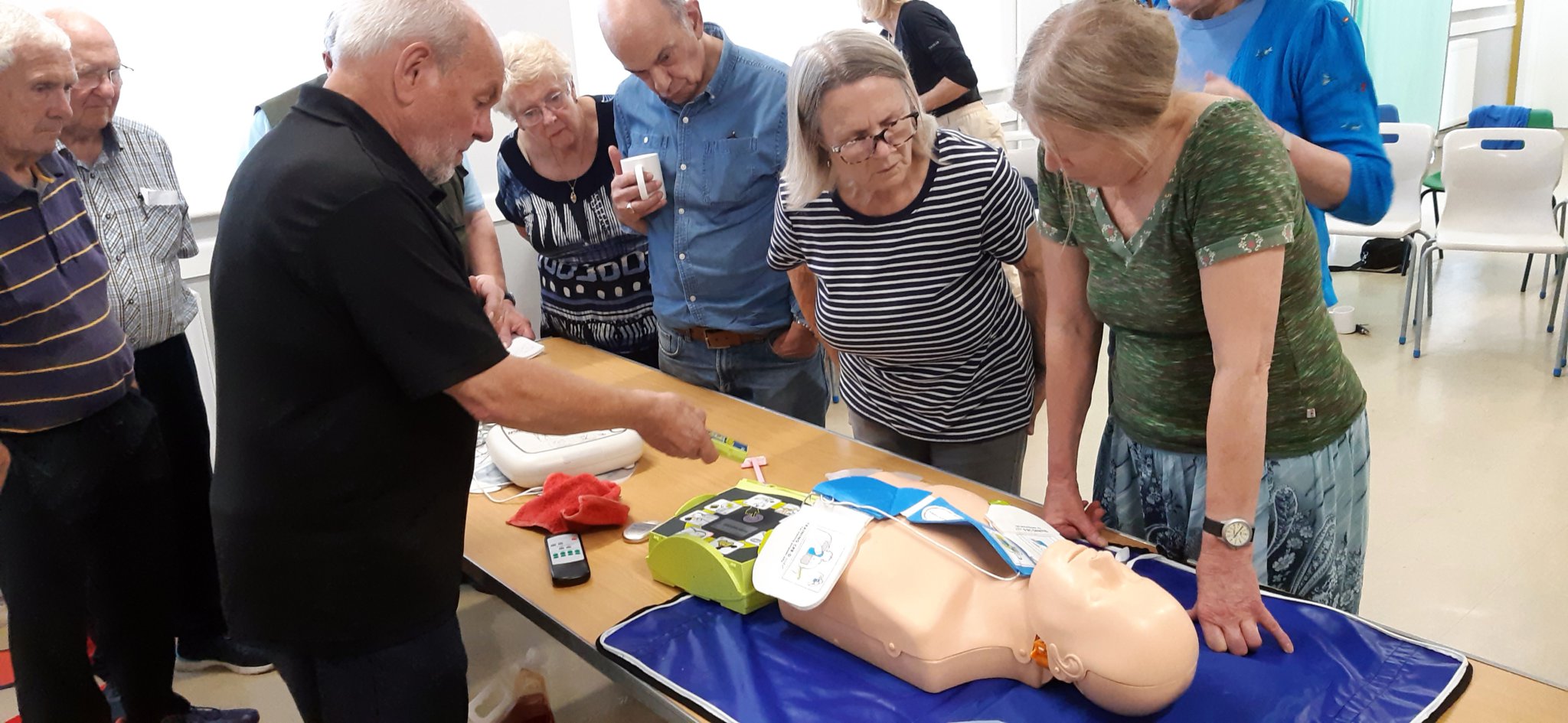 Gwent Defibbers’ Mike Morgan demonstrates how easy it is to use a defibrillator at a joint CPR and defibrillator training session in Abergavenny earlier this month.