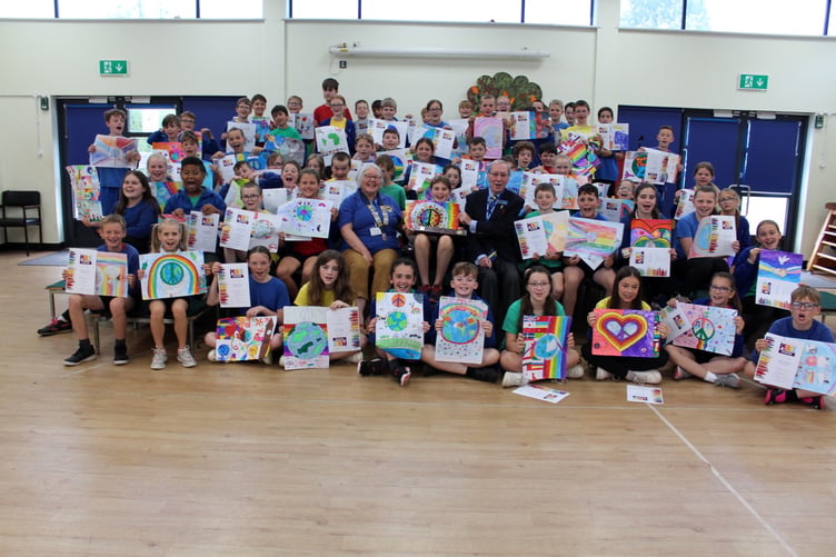 Landscore pupils who entered the competition with (centre) Lions President Ann Whitehouse, the winner and Eric Parkes. SR 8375