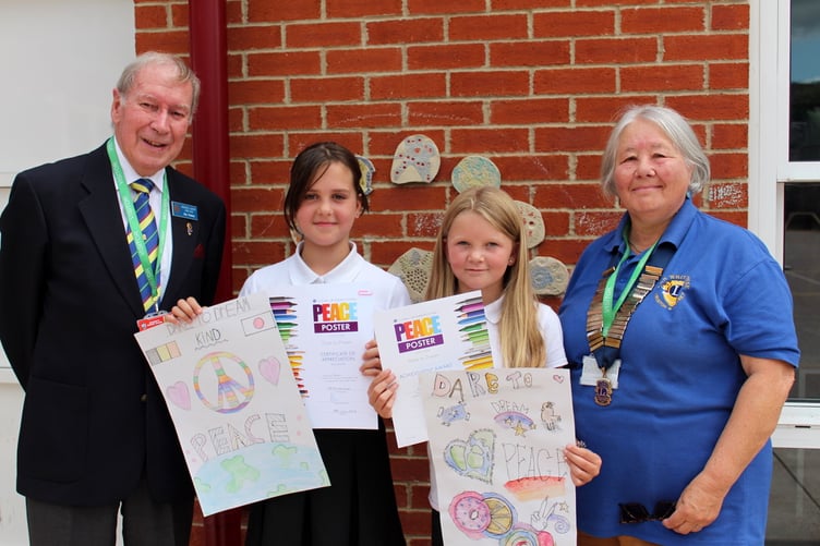 At Hayward's School, Eric Parkes and Lions President Ann Whitehouse with the winner Amelia (centre right) and runner-up. SR 8411