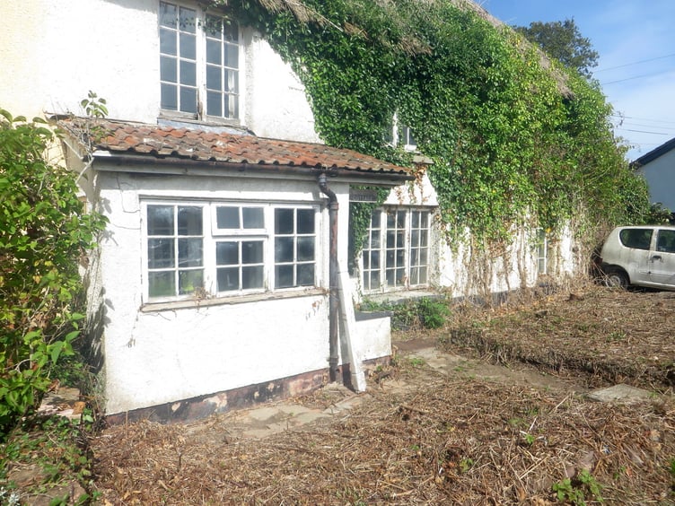 Bell Cottage with the front clear. SR 3374