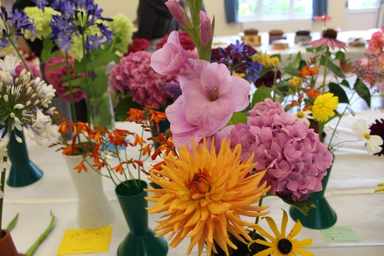 A vase of six stems that won a first for Cleave Collins. SR 8655