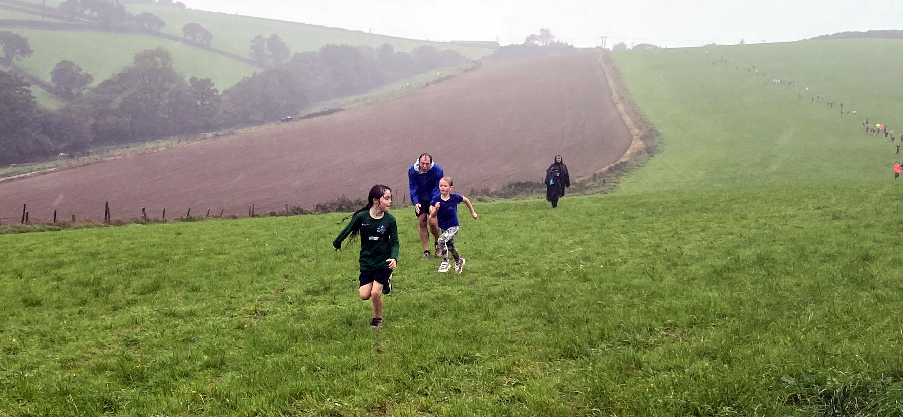 Jenny Hamlyn said: “This is our daughter Isla Hamlyn (in blue) with her head teacher Mr Hannah giving her the strength and support for that final push. She came 7th which is her personal best.
Thanks to the organizers for a fab start to the season.”