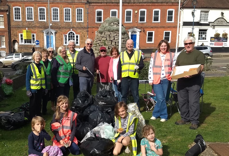 <p>The Alton Society, ACAN, Church Triangle Residents Association and Guild of Optimists took part in the Alton autumn litter pick</p>