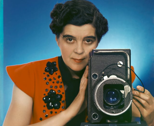 Madame Yevonde: The woman who brought colour to photography