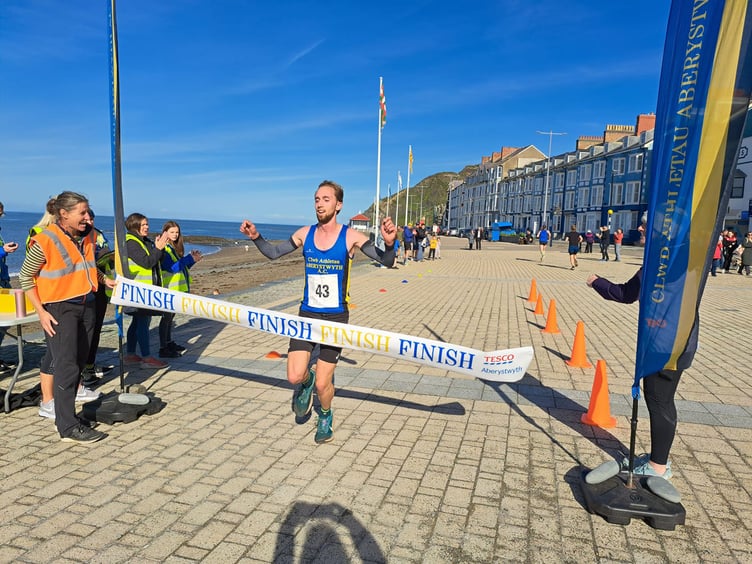 Twin Peaks winner Janos Vranek crosses the line