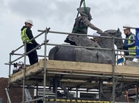 <p>The statue of William III is carefully lifted into place</p>