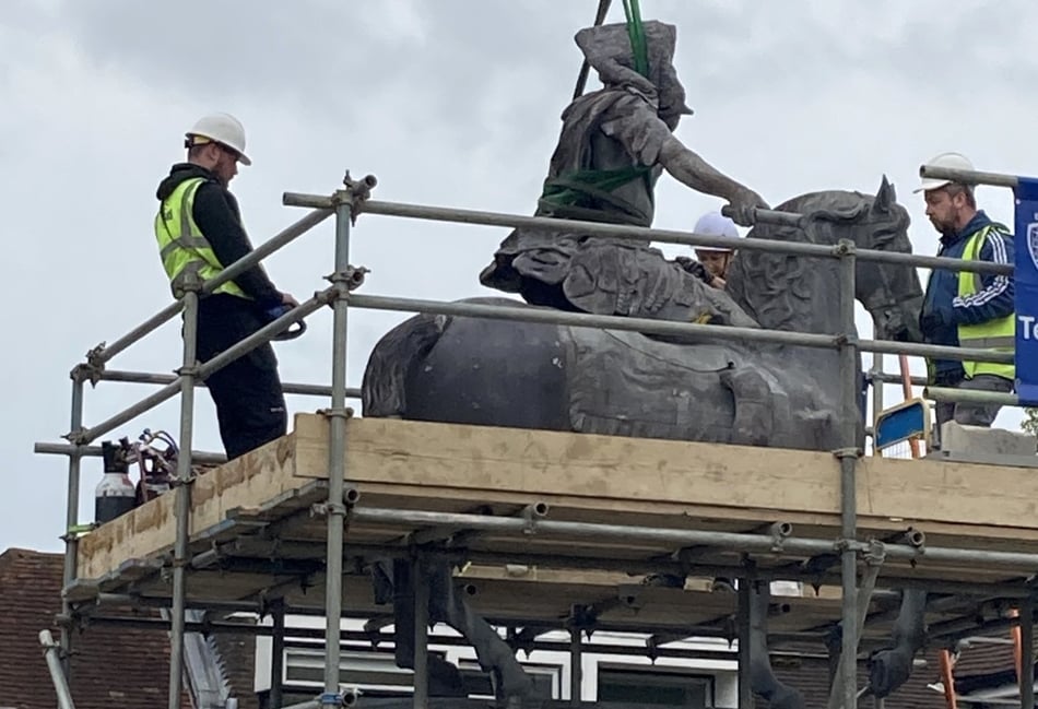 <p>The statue of William III is carefully lifted into place</p>