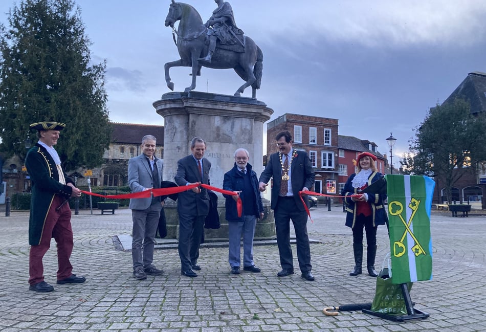 <p>Mayor Cllr JC Cressey cut the ribbon to celebrate the return of King William III</p>