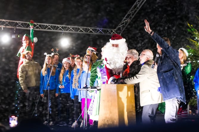 <p>Farnham Christmas Light switch on (Farnham Town Council)</p>