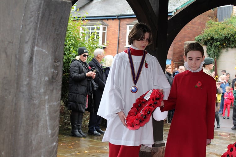 The Head Chorister with a Junior Chorister with the wreath from the Choir of Holy Cross, Crediton. SR 9226