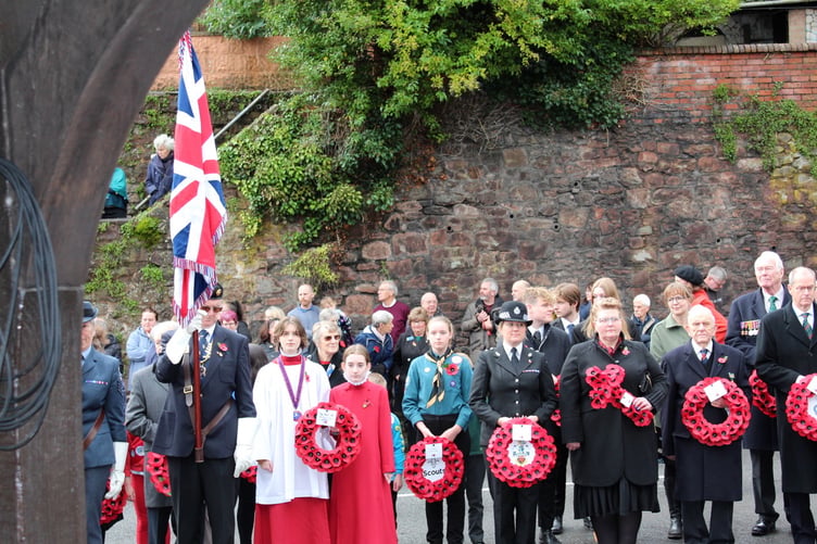 People line up with their wreaths. SR 9200