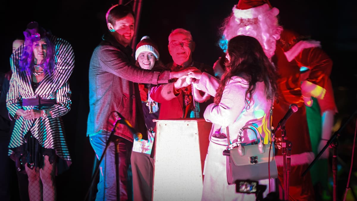 Real 'Love Actually' moment as brave boyfriend proposes at Farnham