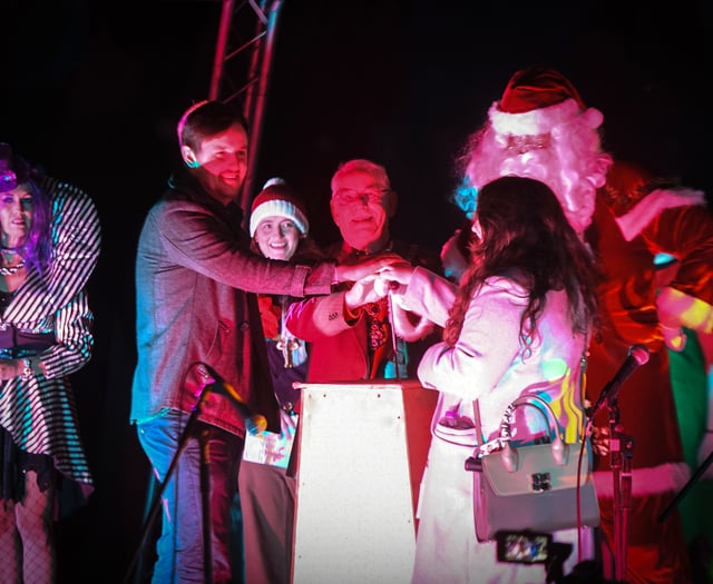 Brave boyfriend proposes at Farnham Christmas lights switch-on