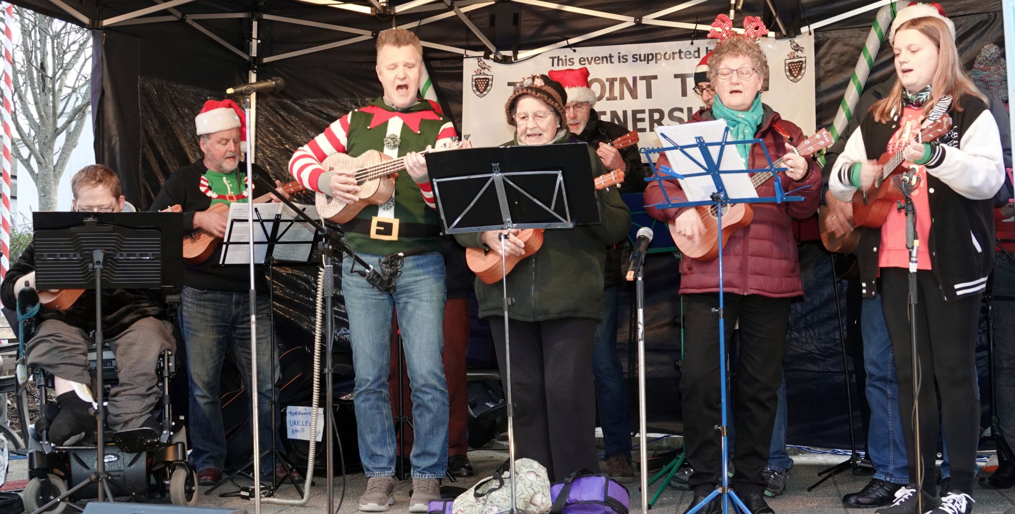 Musical performances at the lights switch on