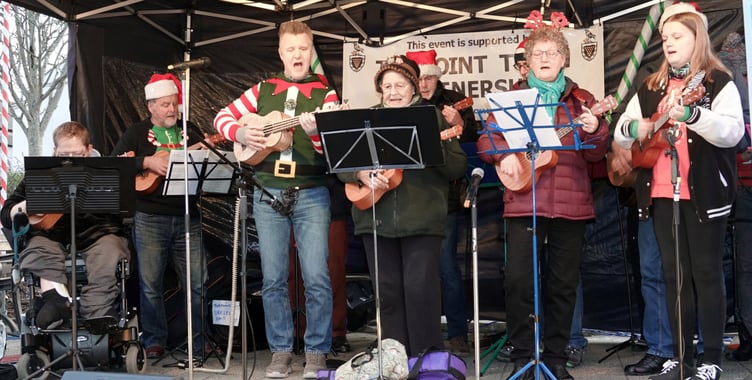Musical performances at the lights switch on
