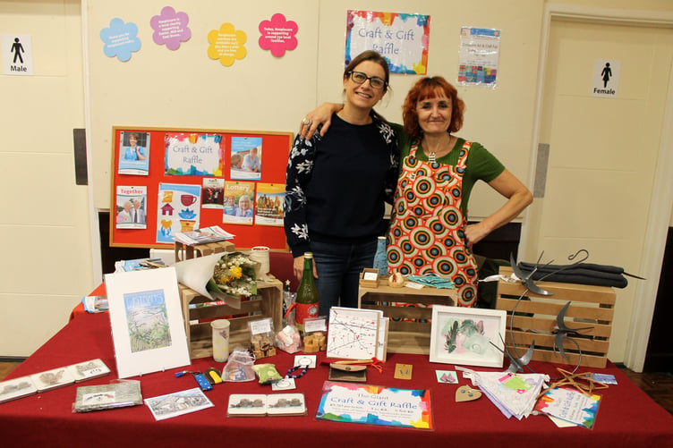 Hannah Fee, left, Head Teacher at Sandford School ran the raffle, pictured with event organiser Bindy Saywood. AQ 0056