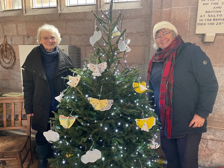 Decorating the Kenwyn Home tree in Crediton Parish Church for the Christmas Tree Festival. AQ 1434